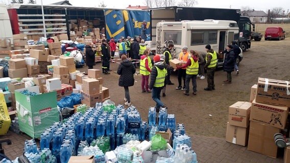Freiwillige Helfer*innen entladen Spenden für Ukraine-Flüchtlinge. © NDR Foto: Sabina Zimmermann