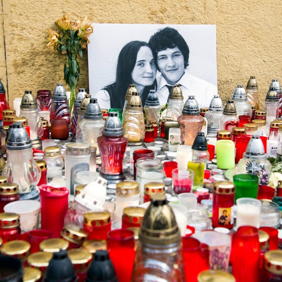 Kerzen stehen zur Trauerbekundung nach dem Mord an den Investigativ-Journalisten Jan Kuciak und seine Verlobte am National Uprising Square. © picture alliance / Jakub Kotian/TASR/dpa Foto: Jakub Kotian