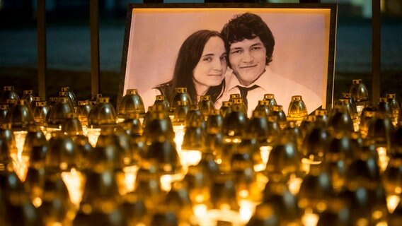 Kerzen zur Trauerbekundung und als Protest gegen die Morde an dem Investigativ-Journalisten Ján Kuciak und seiner Verlobten Martina Kušnírová (im Foto zu sehen). © picture alliance/AP Photo Foto: Bundas Engler