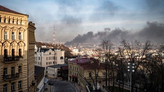 Ein Stadtteil der ukrainischen Hauptstadt, der zuvor bombardiert wurde, Rauchwolken. © picture alliance Foto: Nicolas Cleuet