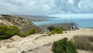 Der Grenzzaun zwischen Marokko und der spanischen Exklave Melilla ist rund 12 km lang. Er reicht bis ans Meer. © ARD Foto: Birgit Raddatz