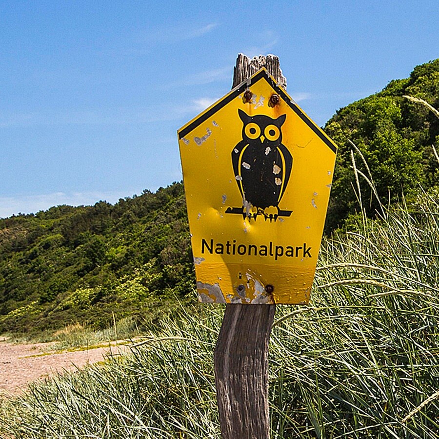 Ein Nationalpark-Schild auf Hiddensee, Rügen. © picture alliance Foto: A.Held