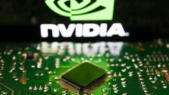 Das NVIDIA-Logo und ein Mikrochip © picture alliance Foto: Jakub Porzycki