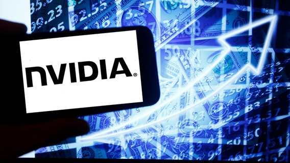 Das Logo von Nvidia vor einer Börsenanzeige illustriert. © picture alliance Foto: Alexander Pohl