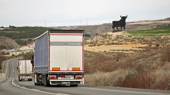 Ein LKW auf der Straße kurz vor Peñalba, dahinter der Osborne-Stier aus Stahl. © ARD Foto: Reinhard Spiegelhauer