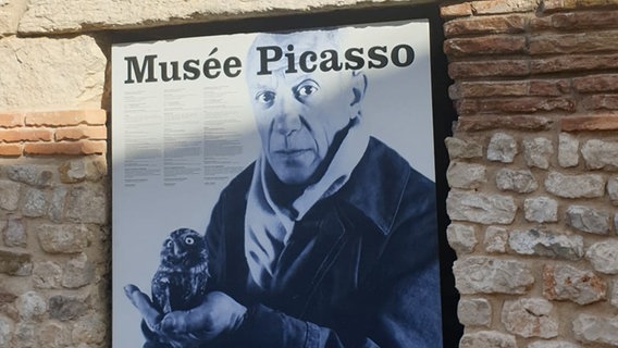 Schild "Musée Picasso" in Antibes. © ARD Foto: Stefanie Markert, ARD Paris