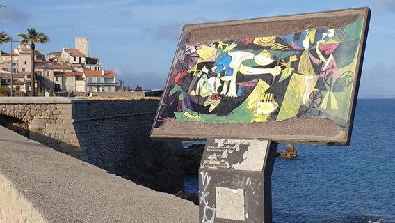 Picassos "Nächtlicher Fischfang in Antibes" als Hinweisschild an der Uferpromenade von Antibes. © ARD Foto: Stefanie Markert, ARD Paris