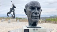 Eine sehr große Bronzebüste, die Picassos Kopf zeigt, in seinem Sterbeort Mougins. © ARD Foto: Stefanie Markert, ARD Paris