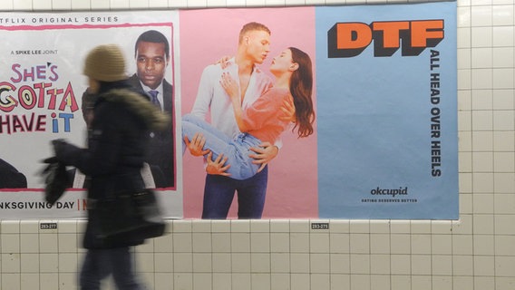 Plakate in einer U-Bahn-Station © dpa picture alliance Foto: Johannes Schmitt-Tegge