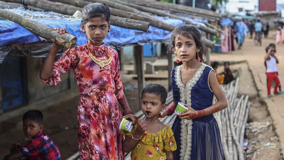 Drei Mädchen im Flüchtlingslager bei Cox's Bazar. © picture alliance Foto: Guven Yilmaz