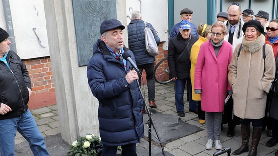 Juri Rosov, Vorsitzender der Jüdischen Gemeinde Rostock, bei einer Gedenkveranstaltung. Juri Rosov, Vorsitzender der Jüdischen Gemeinde Rostock, bei einer Gedenkveranstaltung. © picture alliance Foto: Bernd Wüstneck