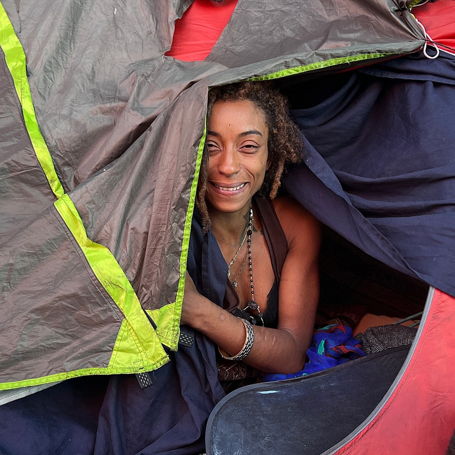 Zena (odachlos) schaut aus einem Igluzelt. © ARD Foto: Nils Dampz