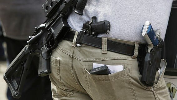 Schusswaffen, getragen von einem Mann an seiner Hose, bei einer Demonstration für ein Recht auf Waffen. © dpa picture alliance Foto: Genna Martin