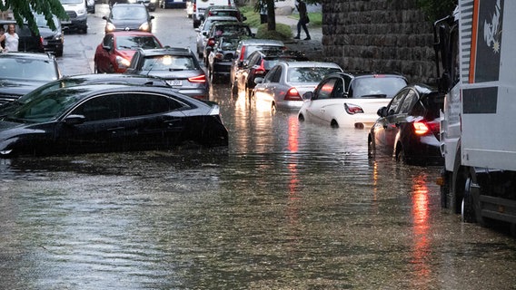 Ein Unwetter mit Starkregen und Hagel hat zu Ueberschwemmungen gefuehrt und Autos weggeschwemmt. © picture alliance Foto: Malte Ossowski