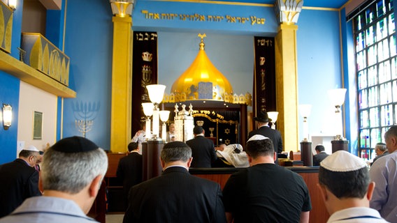 Bucharische Juden beten in der neuen Synagoge des Jüdisch-Bucharisch-Sefardischen Zentrums in Hannover. Bucharische Juden beten in der neuen Synagoge des Jüdisch-Bucharisch-Sefardischen Zentrums in Hannover. © picture alliance Foto: Sebastian Kahnert
