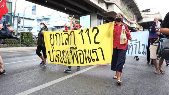 Junge Demonstrierende halten ein 112-Banner. © picture alliance Foto: Adirach Toumlamoon