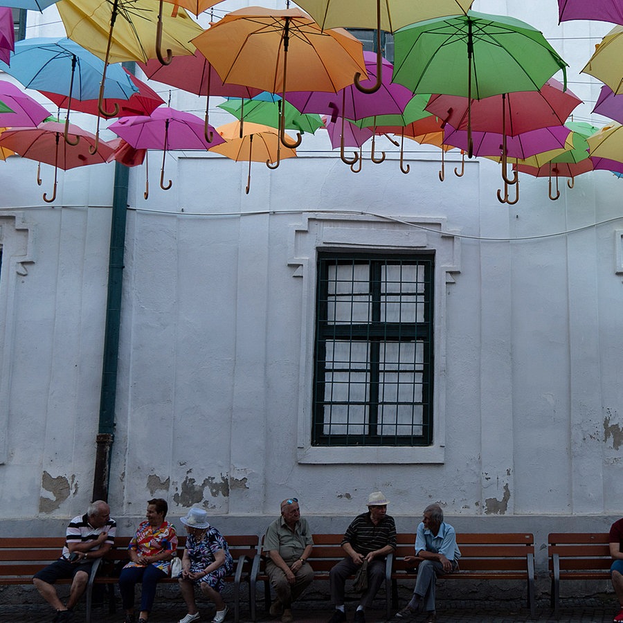 Blick auf einen Platz in Stadt Timisoara, über dem bunte Regenschirme aufgehängt sind. © picture alliance ZUMAPRESS Foto: Matias Basualdo