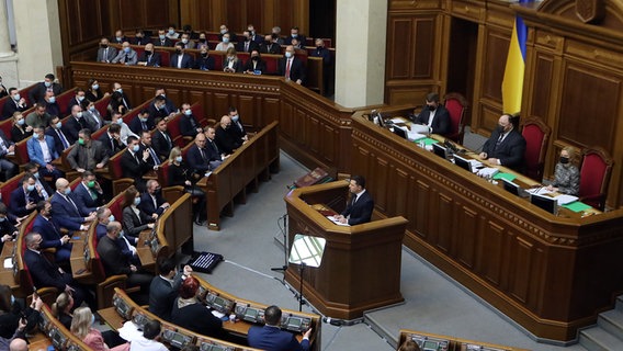 Der ukrainische Präsident Selensyj hält eine Rede in der Werchowna Rada, dem ukrainischen Parlament (2022). © picture alliance ukrinform 
