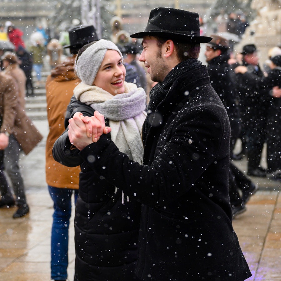 Zwei Volkstänzer bei der Eröffnungsfeier der Kulturhauptstadt Veszprém. © picture alliance Foto: Tamas Vasvari