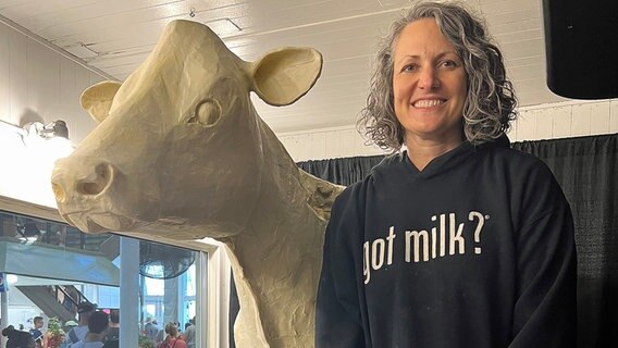Sarah Pratt neben der berühmten "Butterkuh" auf der Iowa State Fair. Sarah Pratt neben der berühmten "Butterkuh" auf der Iowa State Fair. © picture alliance Foto: Katrin Brand