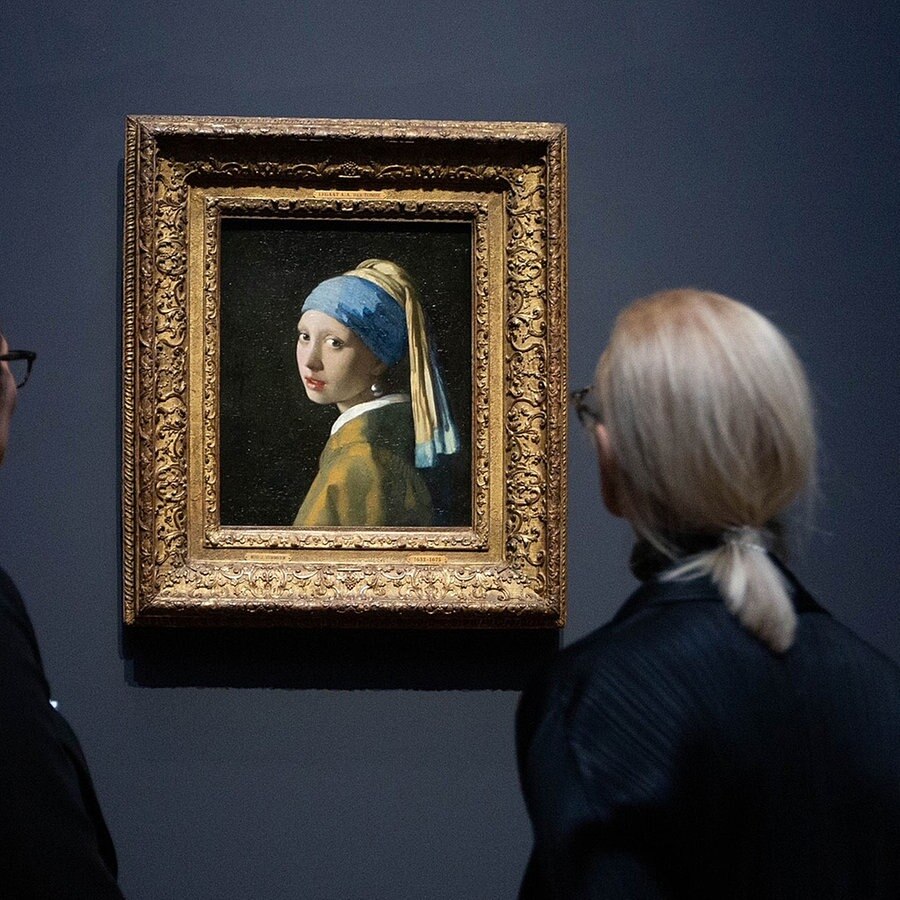 Zwei Besucherinnen betrachten das Bild "Das Mädchen mit dem Perlenohrgehänge". © picture alliance / Xinhua News Agency Foto: Sylvia Lederer