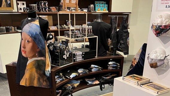 Vermeer-Merchandising-Artikel im Museumsshop des Amsterdamer Rijksmuseums. © ARD Foto: Niklas Bohlen