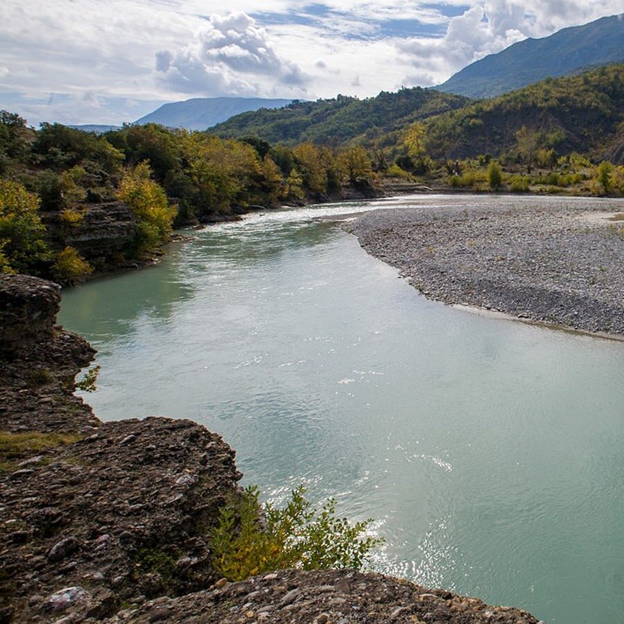 Das grünblaue Wasser der Vjosa in einer Flußbiegung. © ARD Foto: Wolfgang Vichtl