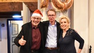 Redakteur Joachim Hagen mit den Moderatoren Andreas Kuhnt und Britta von Lucke zum 70-jährigen Jubiläum von Gruß an Bord. © NDR Foto: Dittmar Martinowsky