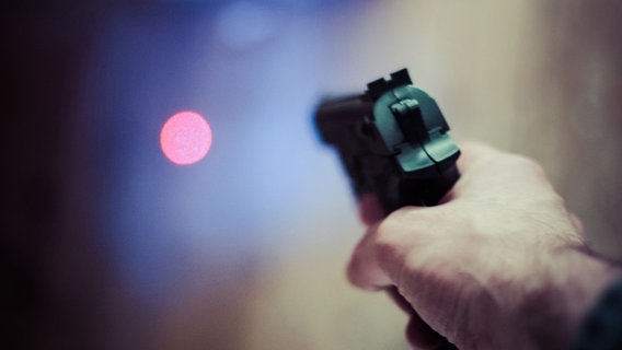 Eine Hand hält eine Pistole. © Photocase Foto: sol-b