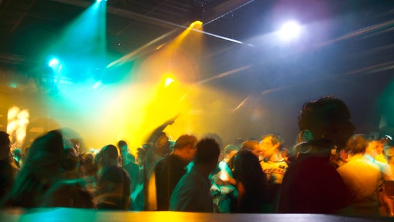 Tanzende Menge in einem Club. © Koecki/photocase.de Foto: Koecki