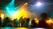 Tanzende Menge in einem Club. © Koecki/photocase.de Foto: Koecki