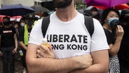 Ein Demonstrant trägt ein T-Shirt mit dem Aufdruck "Liberate Hong Kong". © dpa picture alliance Foto: Miguel Candela
