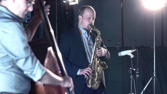 Lorenz Hargassner spielt das Saxofon © Till Kollenda/Valentin Kollenda/Julian Hrdina 