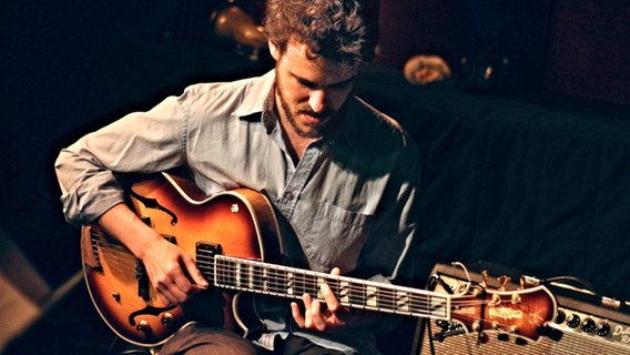 Der Gitarrist Gilad Hekselman spielt sein Instrument auf der Bühne © Gilad Hekselman 