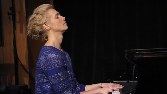 Julia Kadel spielt mit geschlossenen Augen Klavier © picture alliance / POP-EYE | POP-EYE/HEINRICH Foto: HEINRICH