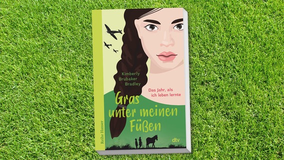Cover des Kinderbuches "Gras unter meinen Füßen" von Kimberly Brubaker Bradley, erschienen im Verlag dtv. © Verlag dtv 