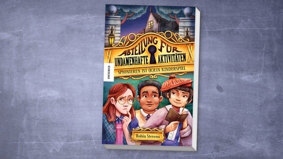 Cover des Kinderbuches "Abteilung für undamenhafte Aktivitäten - Spionieren ist (k)ein Kinderspiel" von Robin Stevens, erschienen im Verlag Knesebeck. © Knesebeck Verlag 