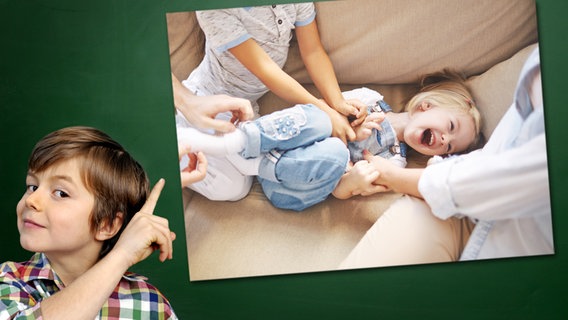 Ein Junge mit gehobenem Zeigefinger steht vor einer Tafel, an der ein Foto haftet: Kitzeln © Fotolia.com Foto: Junge vor Tafel: photophonie, Foto: pressmaster