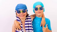 Zwei Kinder in Schwimmklamotten haben die Arme um die Schultern gelegt © IMAGO / imagebroker 