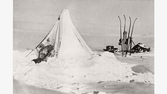 Historische Aufnahme von ca. 1911 von einem Schutzzelt nach einem Blizzard. © picture alliance/Heritage-Images Foto: The Print Collector