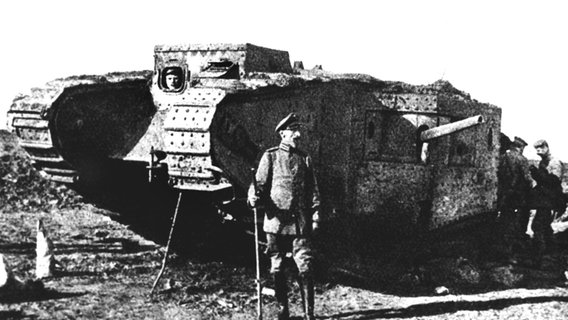Ein deutscher Soldat steht im Jahr 1917 vor einem erbeuteten britischen Panzer. © DPA Bildfunk 
