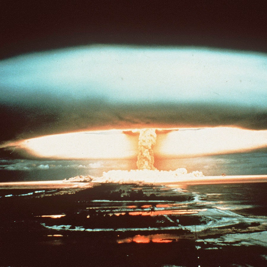Nach der Explosion einer französischen Atombombe 1971 schwebt dieser riesige Atompilz über dem Mururoa-Atoll. © dpa 