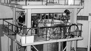 An der sogenannten Null-Leistung-Reaktoranlage werden im Kernforschungszentrum Geesthacht bei Hamburg 1967 physikalische Experimente am Reaktorkern durchgeführt. Nach Abschluss der Versuche sollen die 16 Brennelemente nach Kiel transportiert und in den Reaktor des ersten deutschen atomgetriebenen Schiffes, der "Otto Hahn", eingebaut werden. © picture-alliance Foto: Lothar Heidtmann