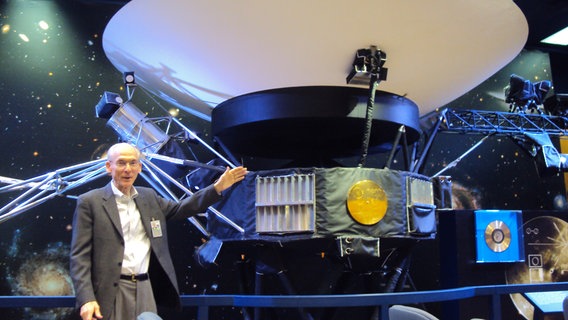 Ed Stone, Chef des Voyager-Programms, vor einem Modell der Sonden im Jet Propulsion Laboratory in Pasadena. © Guido Meyer 