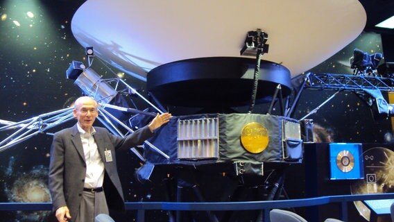 Ed Stone, Chef des Voyager-Programms, vor einem Modell der Sonden im Jet Propulsion Laboratory in Pasadena. © Guido Meyer 