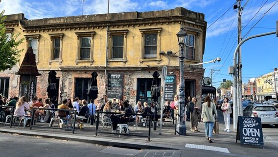 Ein Lokal an einer Ecke mit vielen Gästen in einem alten Gebäude in Melbourne © NDR Foto: Franziska Amler