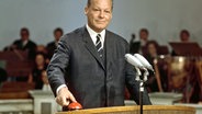 Vizekanzler Willy Brandt startet am 25.8.1967 auf der 25. Deutschen Funkausstellung das Farbfernsehen © picture-alliance/dpa Foto: Willi Gutberlet