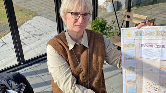 Silja ist Elfenexpertin - sie hält eine Karte hoch © NDR Foto: Peter Kaiser