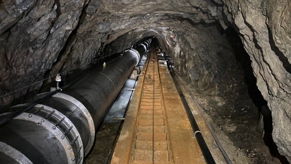 Durch einen langen Tunnel wird über eine Druckleitung mit Wasser vom Glattalpsee ins Tal geführt © NDR Foto: Michael Marek