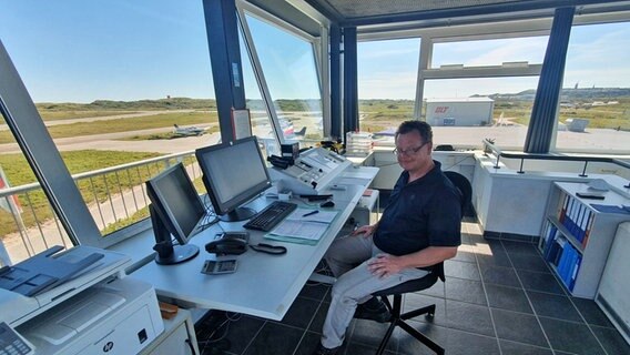 Hauptflugleiter Kai Triglav sorgt für Ordnung auf den engen Landebahnen auf Helgoland © NDR Foto: Sebastian Parzanny